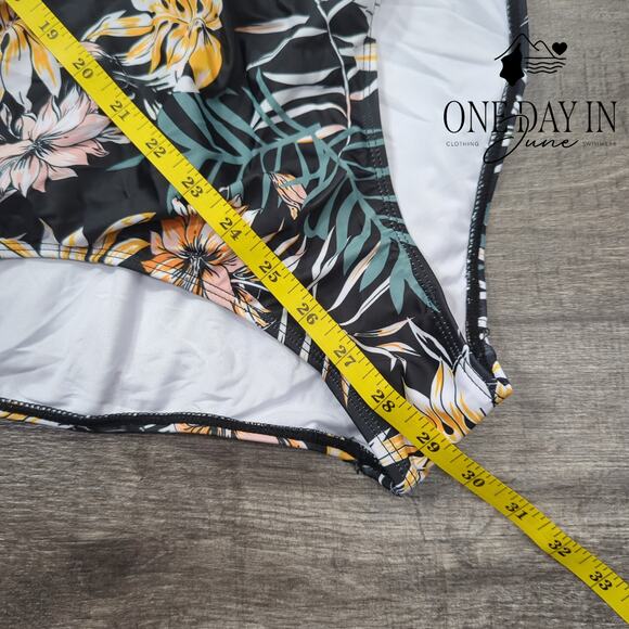 Eomenie Cut Out One Piece Swimsuit Size XL - Picture 5 of 6